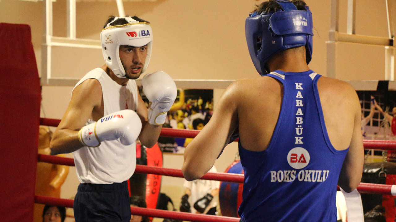 Karabük’te boksörler eylül ayında Kocaeli’de düzenlenecek U22 Türkiye Boks Şampiyonası’na milli boksör eşliğinde hazırlanıyor.