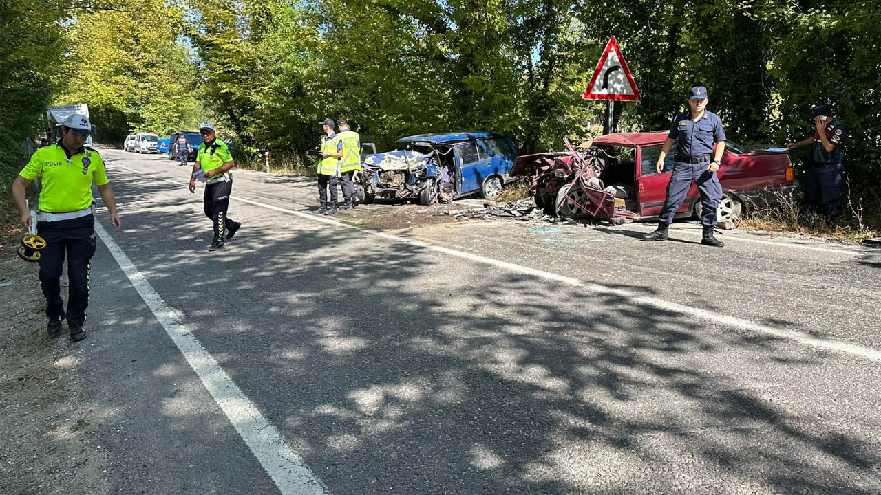 Karabük- Bartın Karayolu'nun Kadıoğlu mevkiinde iki otomobilin kafa kafaya çarpıştığı kazada 2 kişi hayatını kaybederken, 1 kişi yaralandı.