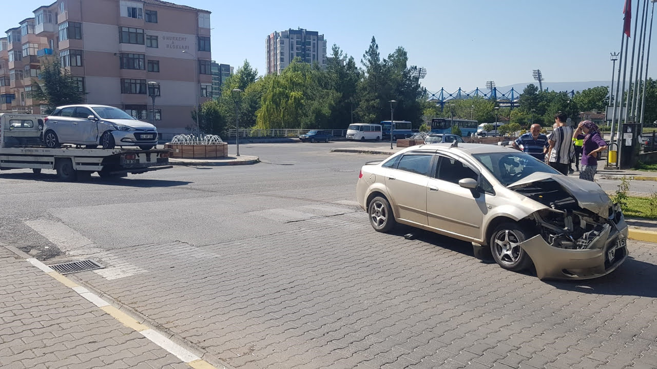 Karabük'te iki otomobilin çarpışması sonucu meydana gelen trafik kazasında bir kişi yaralandı.