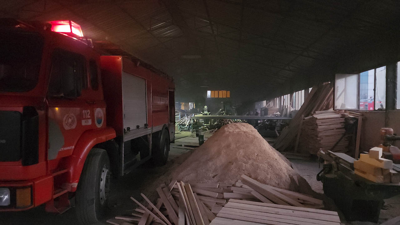 Karabük'te kereste fabrikasında çıkan yangın itfaiye ekiplerinin hızlı müdahalesiyle söndürüldü.