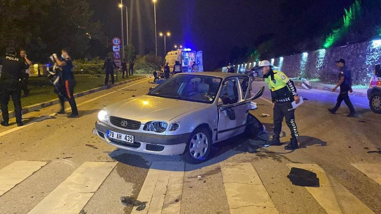 Karabük eski Valisi Fuat Gürel’in oğlu Ali Emre Gürel’in aracı ile yaptığı ve iki öğretmenin hayatını kaybettiği kazaya ilişkin görüntülerin bir yıl sonra ortaya çıkması ve ortaya atılan iddialarla ilgili Vali Gürel ve Ali Emre Gürel’in avukatı açıklama yaptı.