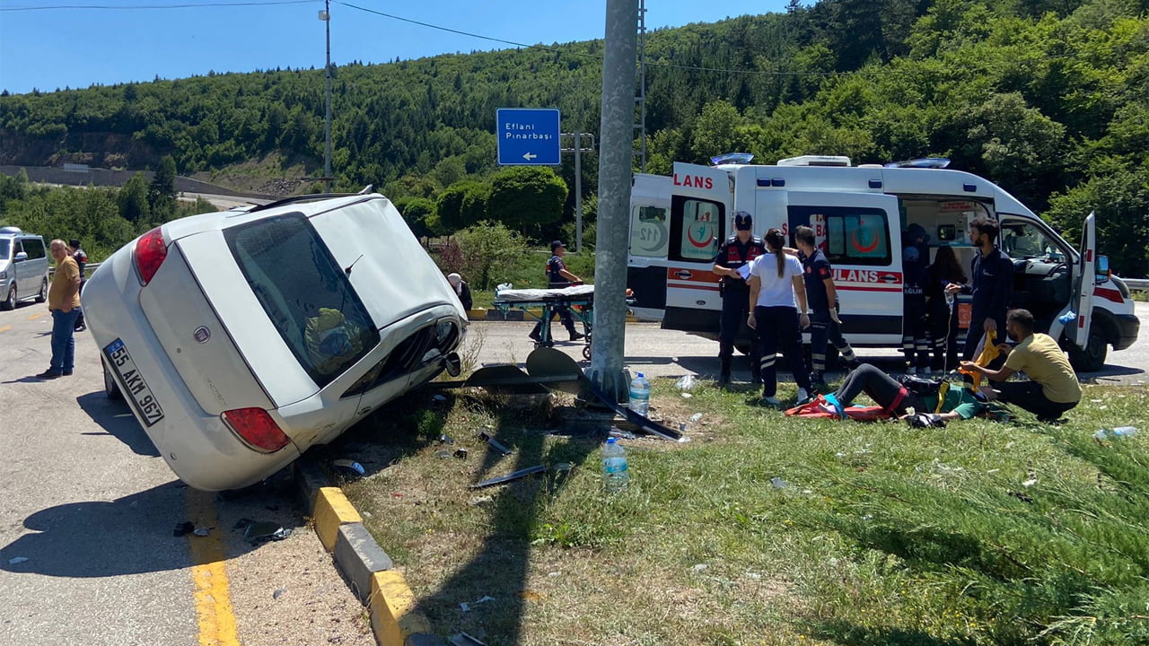 Karabük’te kavşakta iki otomobilin çarpışması sonucu 3 yaşındaki çocuk hayatını kaybederken, biri bebek 9 kişi ise yaralandı.