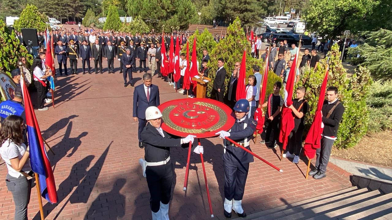 30 Ağustos Zafer Bayramı kutlamaları, Karabük Valisi Mustafa Yavuz ve Karabük Belediye Başkanı Rafet Vergili tarafından Atatürk köşesine çelenk konulması ile başladı. Daha