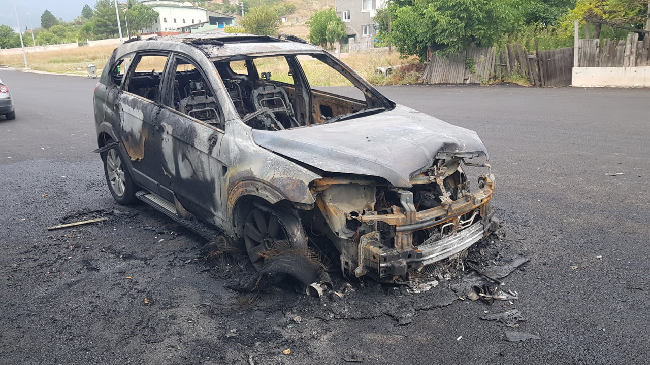 Karabük'te seyir halindeyken alevlere teslim olan cip tamamen yanarak kullanılmaz hale geldi.