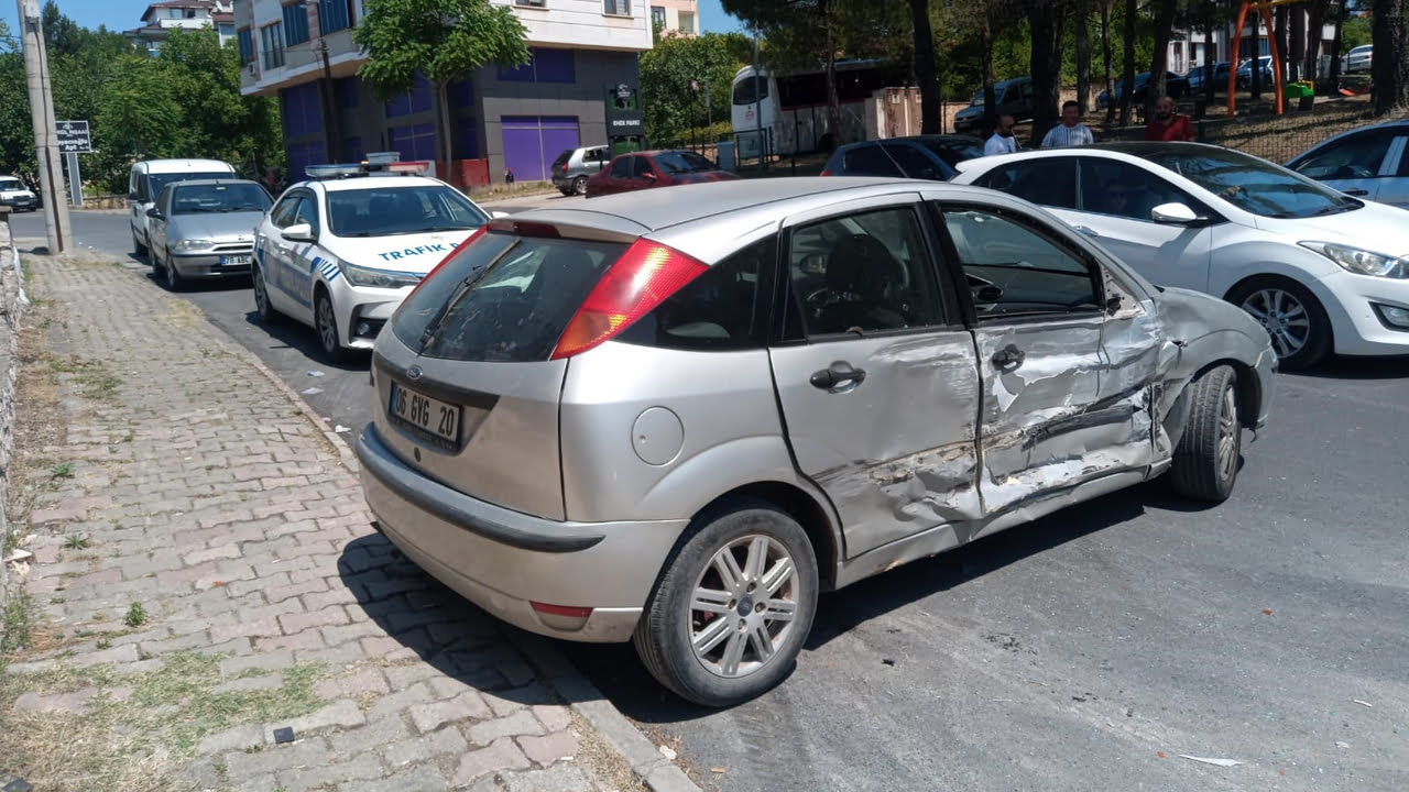 KARABÜK’TE PANELVAN İLE OTOMOBİL ÇARPIŞTI: 4 YARALI