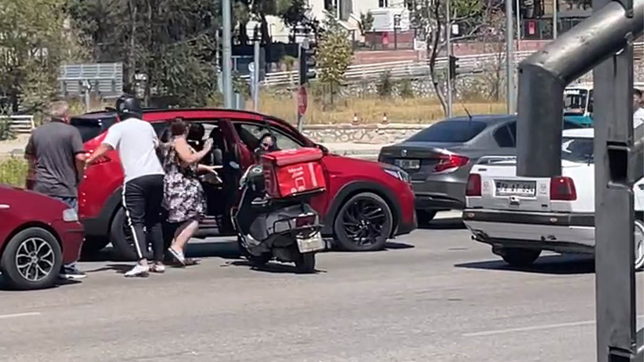 Karabük'te iki sürücü arasında yol verme nedeniyle çıkan tartışmada bir çocuk ve kadın ezilme tehlikesi yaşadı.