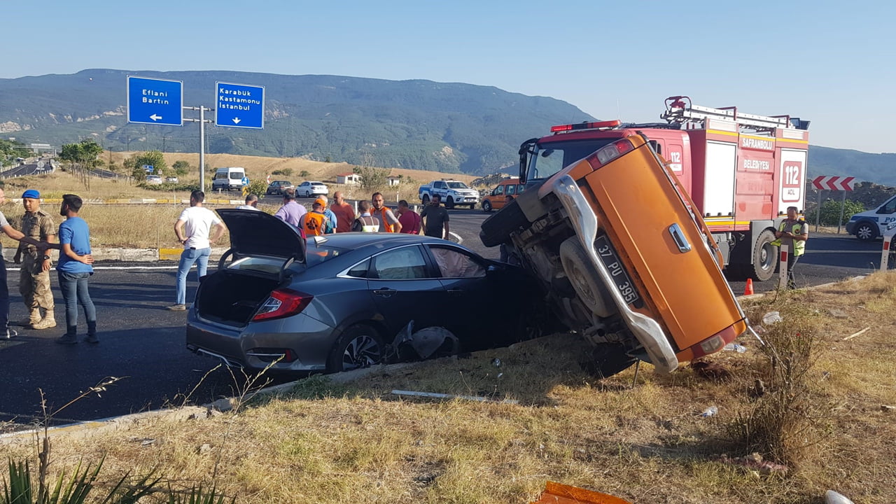 Karabük'te Karayolları Müdürlüğü'ne ait araç ile otomobilin çarpışması sonucu meydana gelen kazada 6 kişi yaralandı.