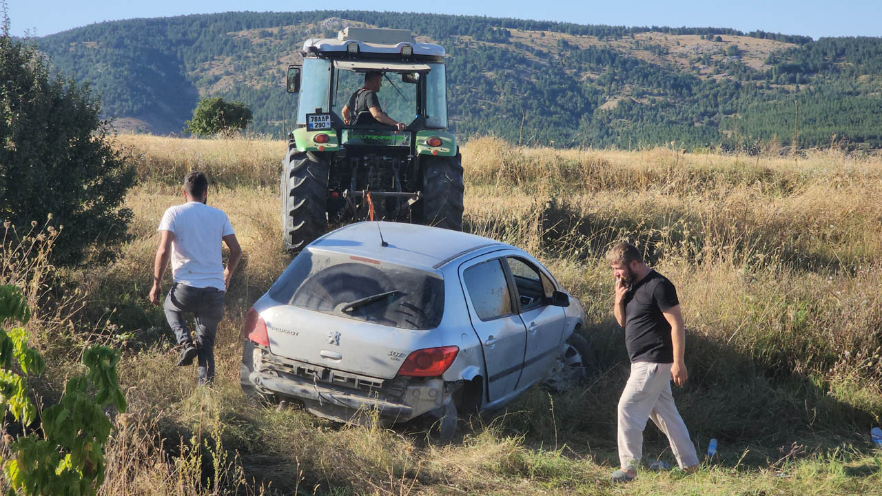 Karabük’ün Eskipazar ilçesinde önünde duran otomobile çarptıktan sonra, su kanalını aşıp tarlaya uçan otomobilde 3’ü çocuk 6 kişi yaralandı.