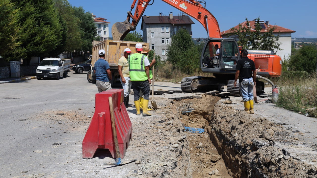 Safranbolu Belediyesi tarafından aşırı yağışlar sonrası sel baskınlarının yaşanmaması için başlatılan yağmur suyu drenaj hattı çalışmaları devam ediyor.