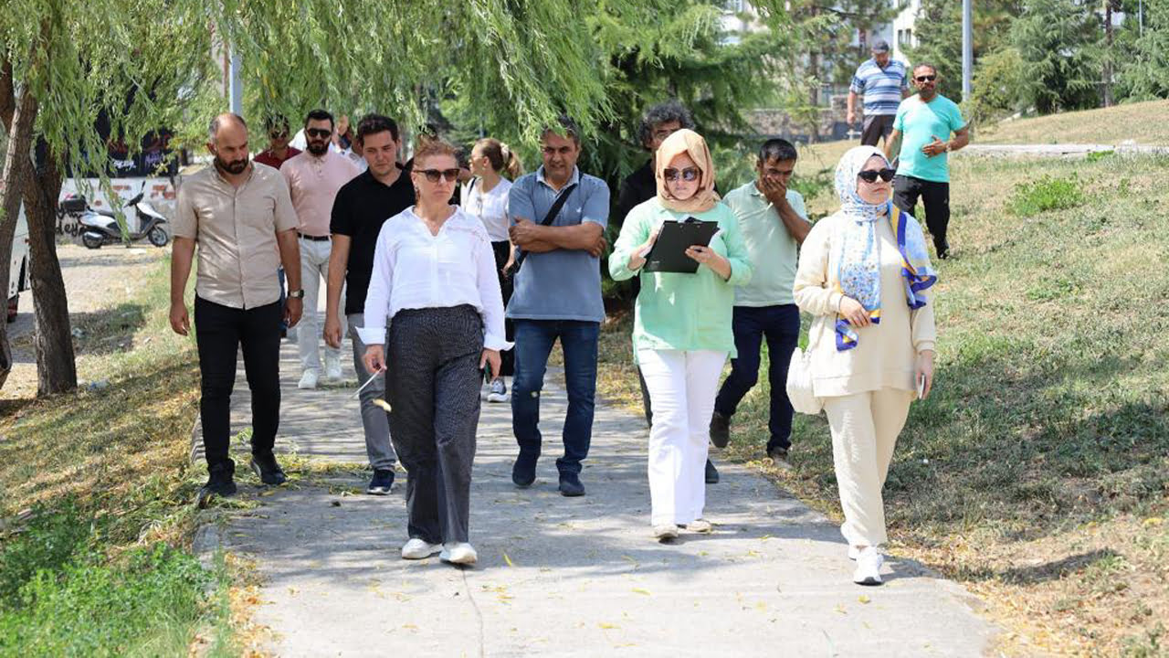 Safranbolu Belediye Başkanı Elif Köse, kurum müdürleri ile birlikte 18 Mart Şehitler parkını adına ve Safranbolu’ya yakışır bir yaşam alanı haline getirmek için kolları sıvadı.