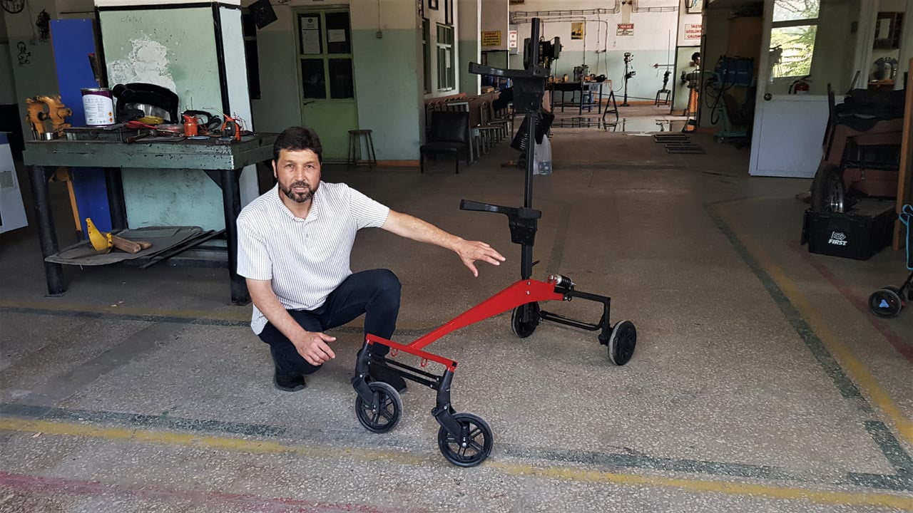 Karabük’ün Safranbolu ilçesindeki meslek lisesinde görev yapan Tuğrul Akdemir, bedensel engeli bulunan bir kız çocuğu için talep edilen yürüteci atık malzemelerden yaptı.