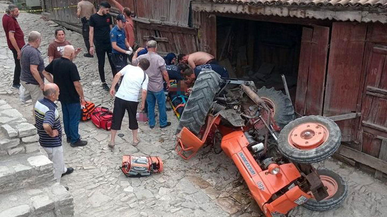 Karabük'ün Safranbolu ilçesinde devrilen traktörün altında kalarak ağır yaralanan sürücü hastanede hayatını kaybetti.