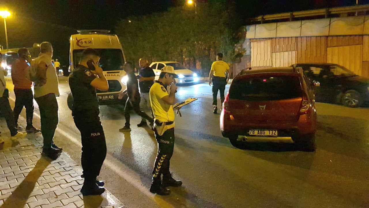 Karabük'te aydınlatma direğine çarparak yaklaşık 46 metre sürüklendikten sonra durabilen cipin sürücüsü yaralandı.