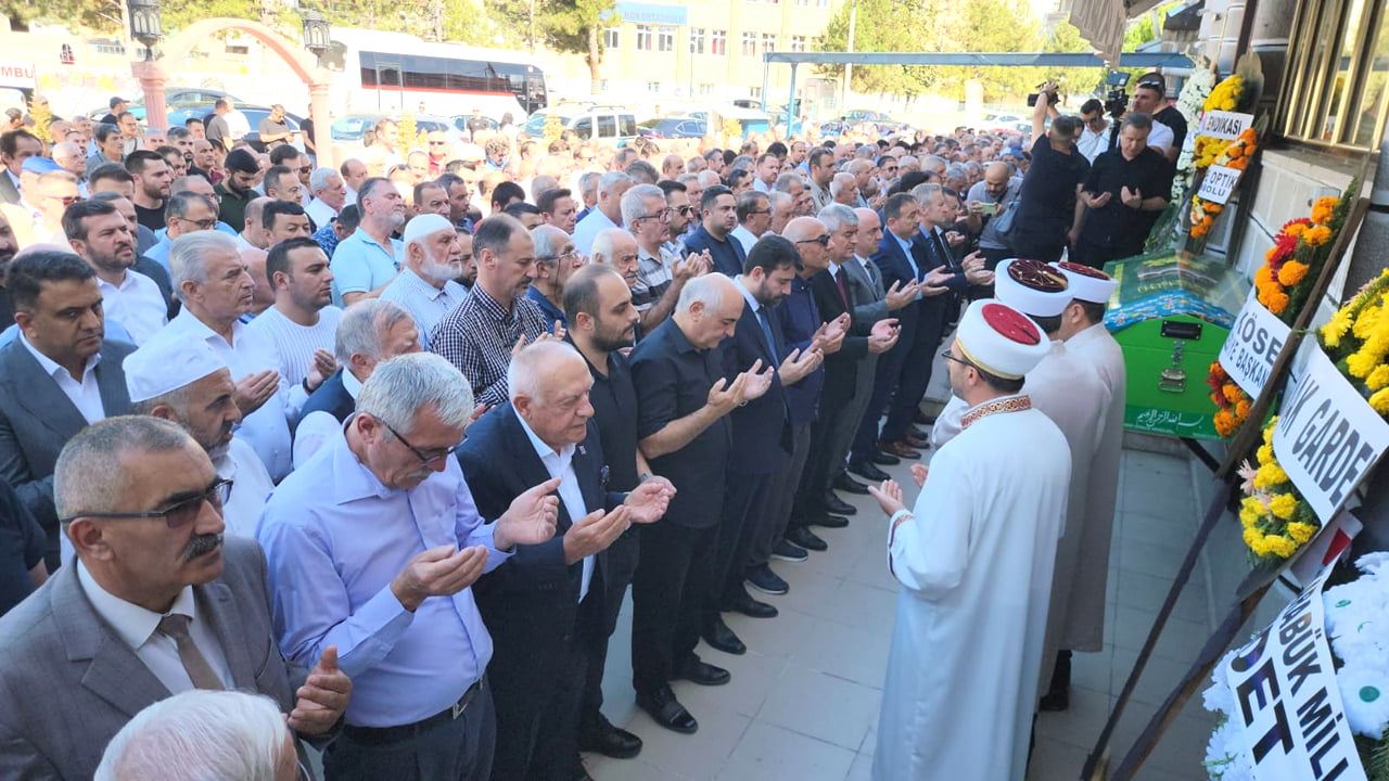 Karabük’te Bizim Radyo ve Televizyonu (BRTV) sahipleri, Mehmet Çetinkaya ile Osman Çetinkaya’nın vefat eden annesi Döndü Çetinkaya (83) toprağa verildi.