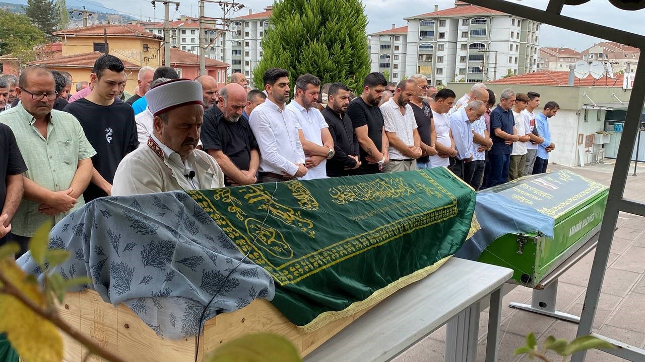 Karabük’te boşanma aşamasındaki eşi tarafından sokak ortasına av tüfeği ile vurularak öldürülen Özlem Küçükyılmaz ile annesi toprağa verildi.