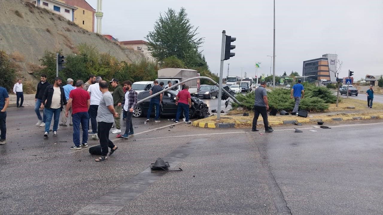 Karabük’te önce trafik lambasına, ardından hafif ticari araca çarptığı kaza sonrası hastaneden tedavi olmadan kaçan otomobil sürücüsü 1.64 promil alkollü çıktı.