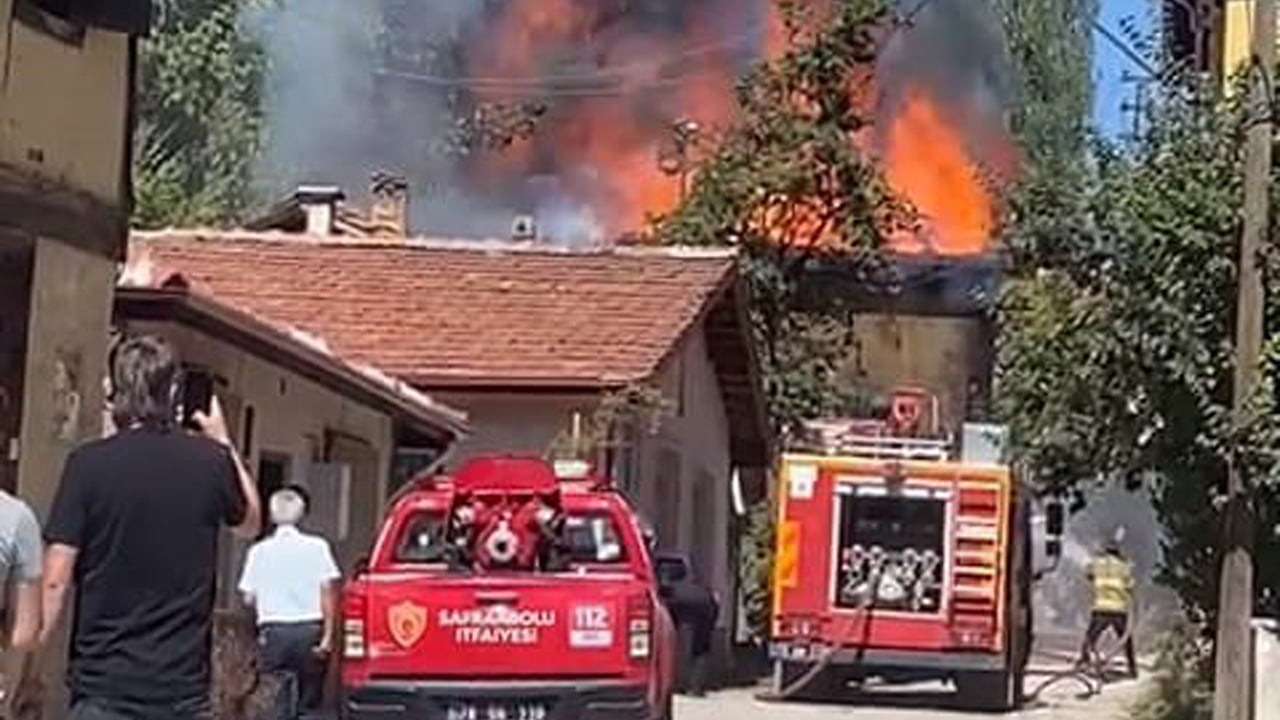 Karabük'ün Safranbolu ilçesinde alevlere teslim olan iki katlı ev kullanılmaz hale geldi.