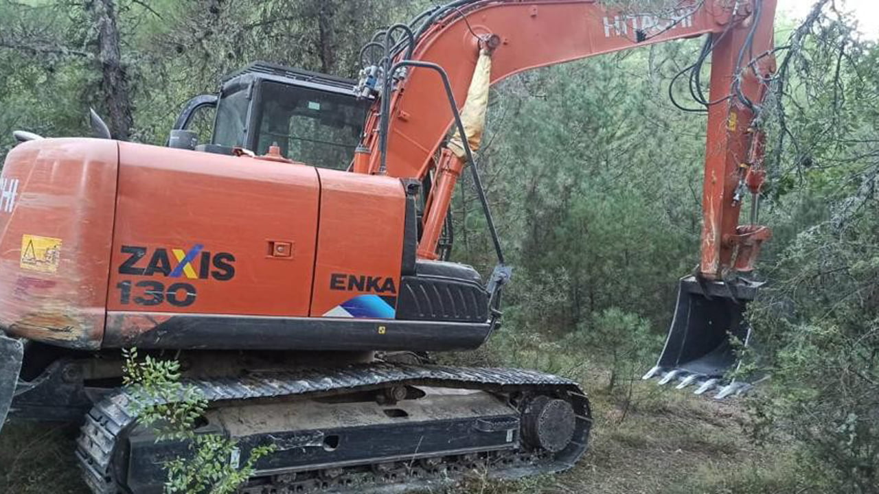 Karabük İl Jandarma Komutanlığı ekiplerince yapılan iş makinesi ile kazı yapan 3 kişi suçüstü yakalandı.