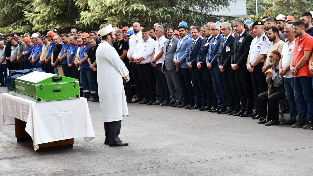 Karabük Demir ve Çelik Fabrikaları A.Ş.'de (KARDEMİR) yaklaşık 30 metre yükseklikteki platformun kırılması sonucu düşerek hayatını kaybeden Emrah Yılmaz, kılınan cenaze namazı sonrası toprağa verildi.