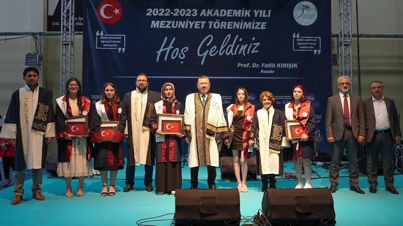 Karabük Üniversitesi (KBÜ), 2022-2023 eğitim-öğretim yılı bünyesinde düzenlenen mezuniyet törenlerinin ilk gününde 2 bin 283 öğrenci mezun olmasının coşkusunu yaşadı.