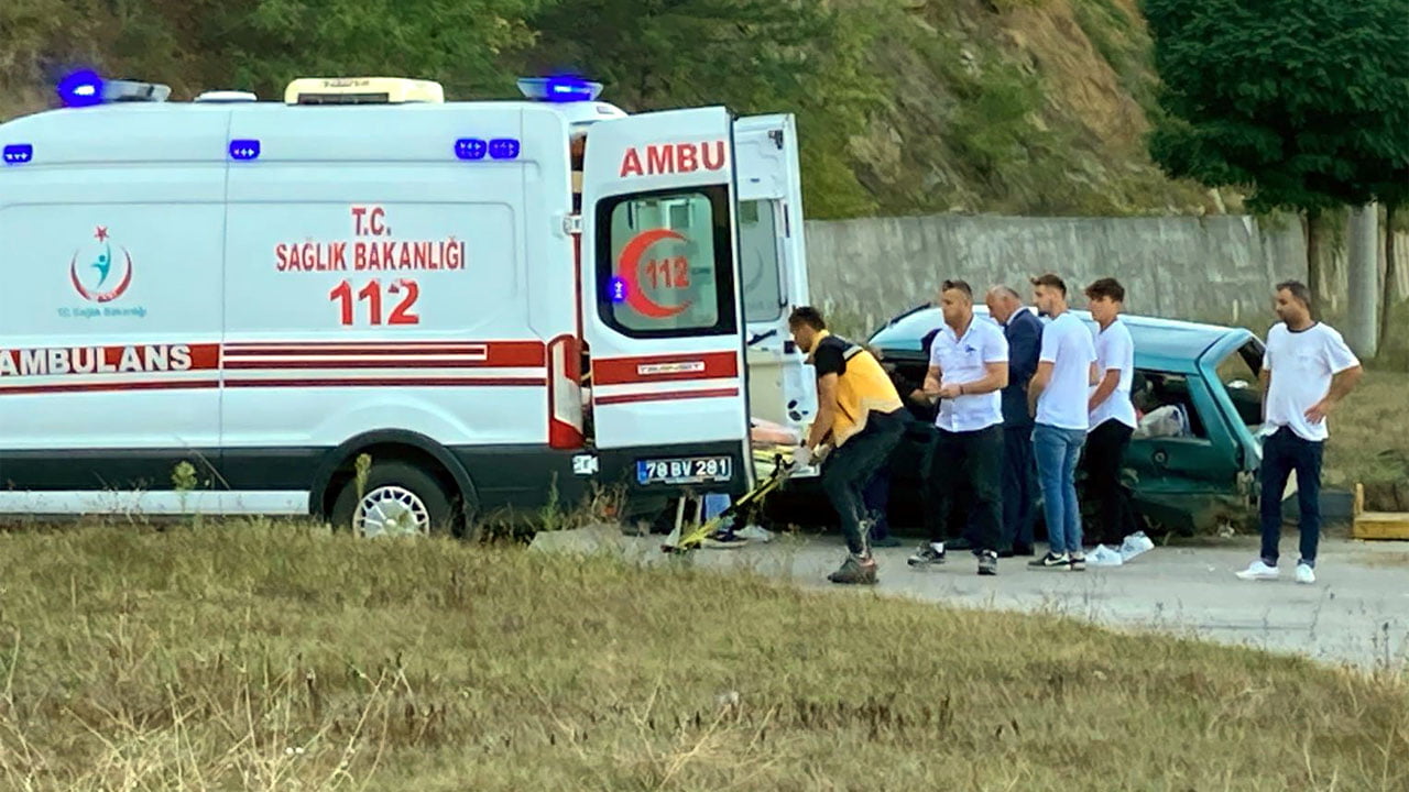 Karabük'ün Yenice ilçesinde kavşakta iki otomobilin çarpışması sonucu meydana gelen kazada 1'i ağır olmak üzere 4 kişi yaralandı.