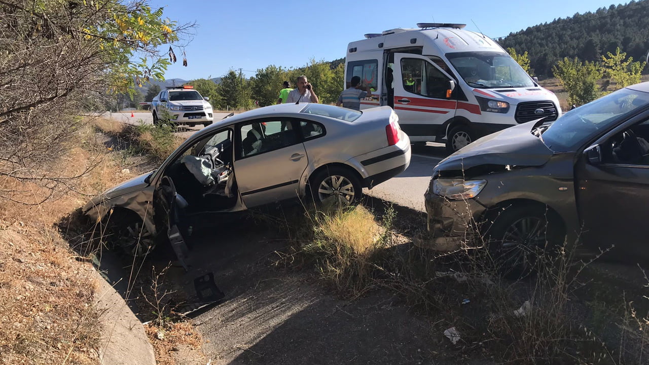 Karabük’ün Eskipazar ilçesinde iki otomobilin çarpışması sonucu meydana gelen kazada 6 kişi yaralandı.