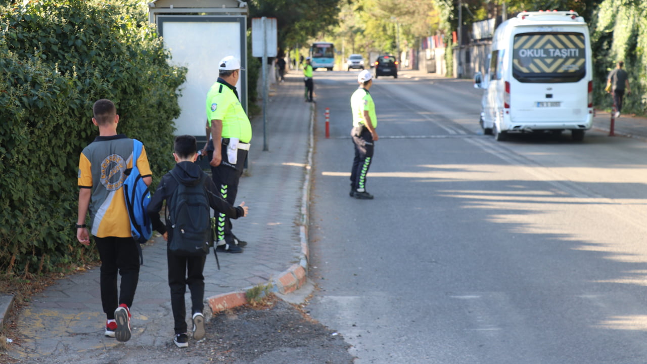 Karabük'te yeni eğitim öğretim yılı dolayısıyla trafik polisleri okul önlerinde denetimlerine başladı.