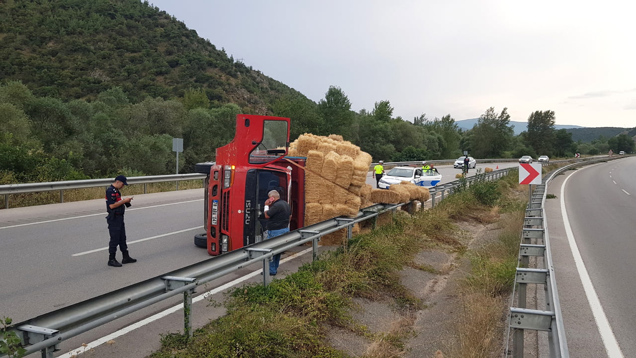 Karabük'te saman yüklü kamyonun devrilmesi sonucu 1 kişi yaralandı.