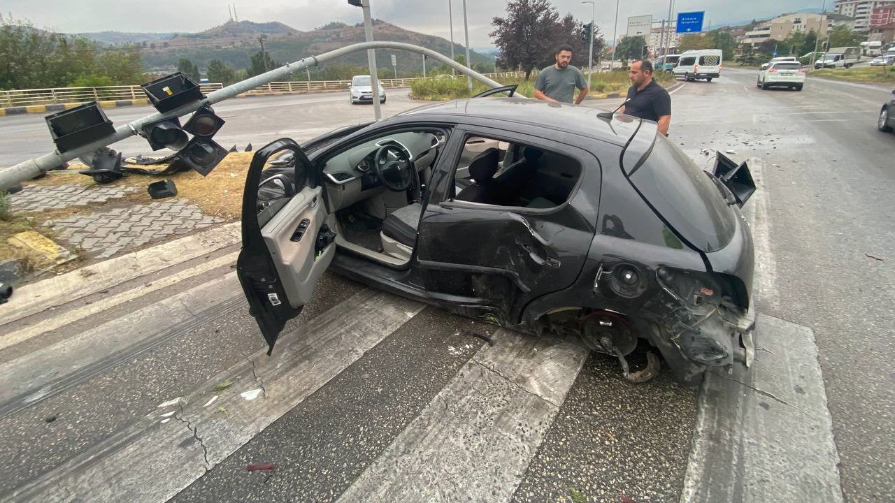 Otomobil önce trafik lambasına ardından hafif ticari araca çarptı: 1 yaralı