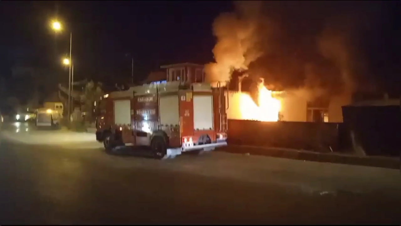 Karabük'te alevlere teslim olan müstakil ev, itfaiye ekiplerinin uğraşları sonucunda söndürüldü.