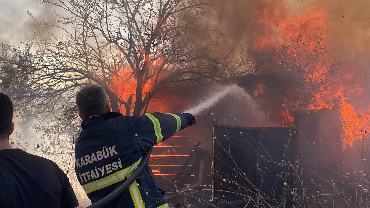 Karabük'te otluk alanda çıkan yangının sıçradığı garaj ve baraka kullanılamaz hale geldi.