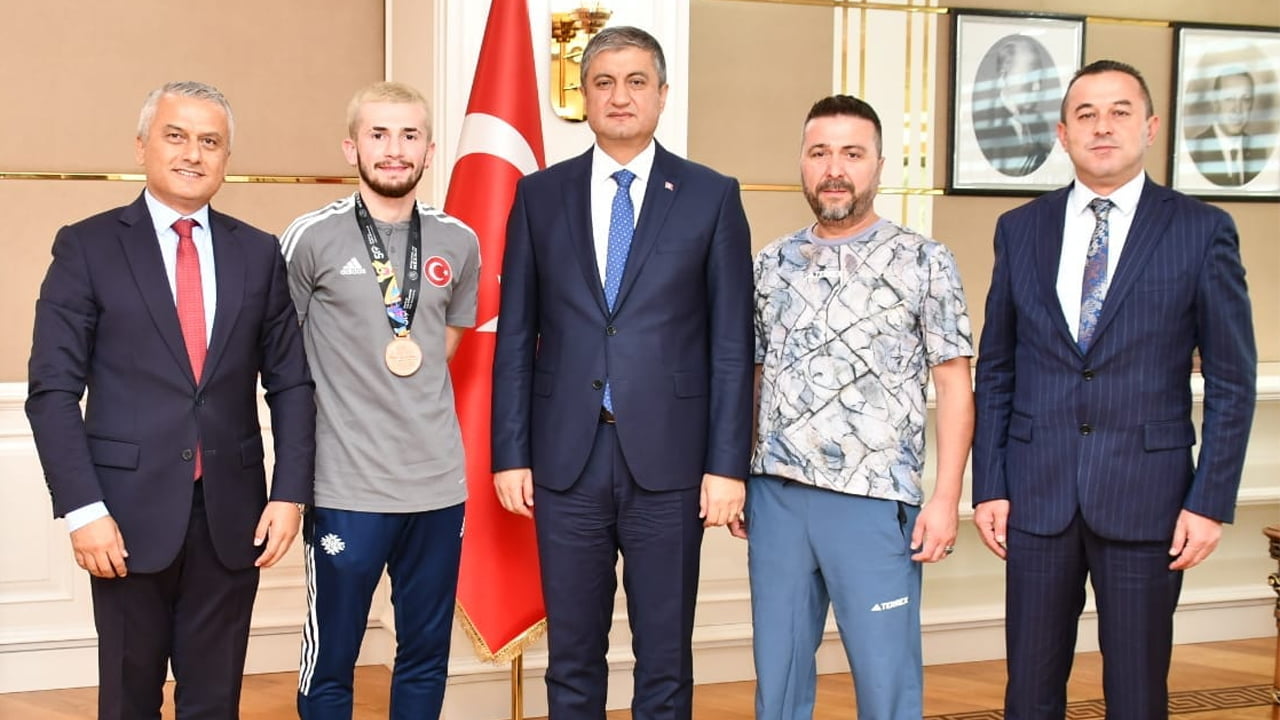 Vali Mustafa Yavuz, 21– 24 Eylül 2023 tarihleri arasında Meksika’da yapılan Dünya Para Taekwando Şampiyonasında K44 58 Kg.’da dünya üçüncüsü olarak Paris 2024 Para Olimpik Oyunlarına katılma hakkı kazanan milli sporcu Ali Can Özcan’ı makamında kabul etti.