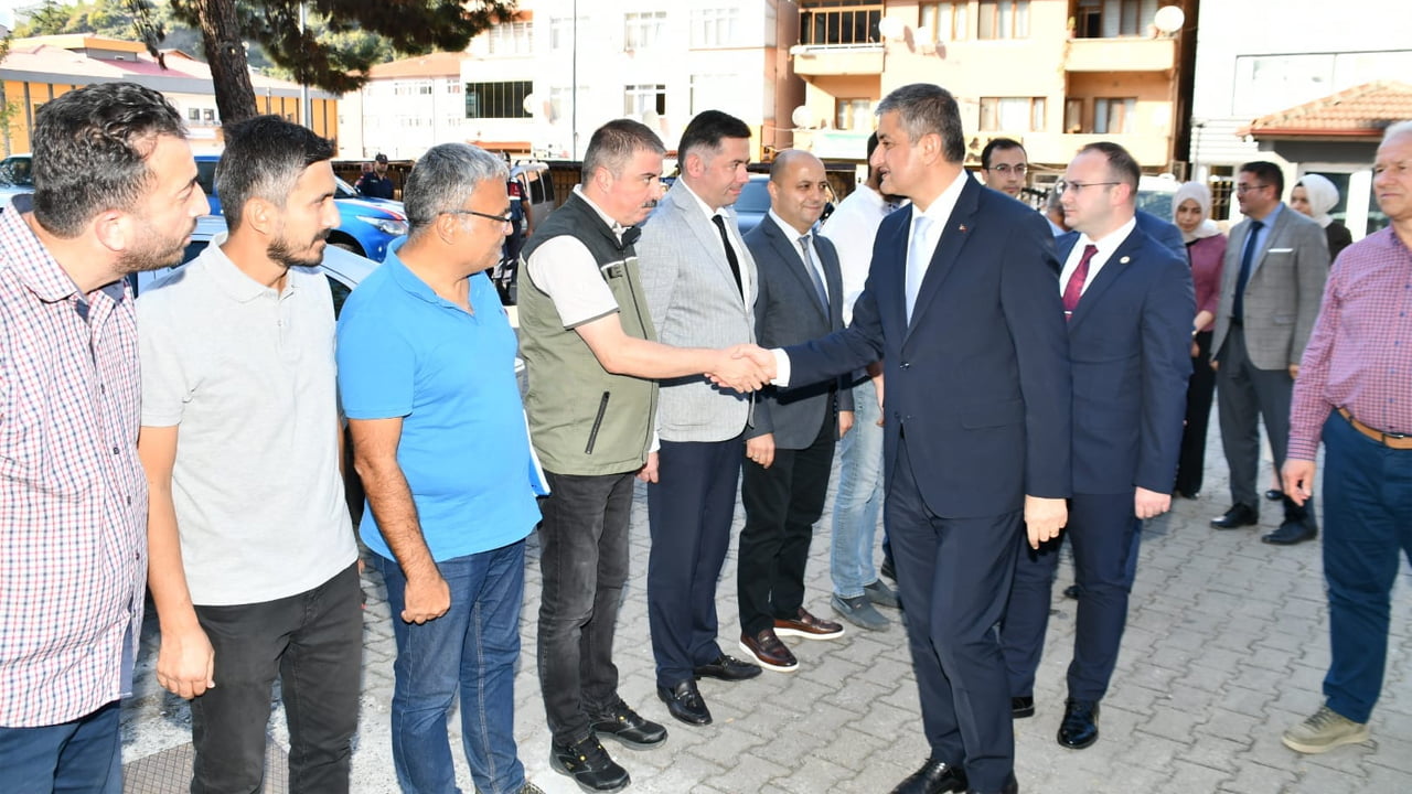 Vali Mustafa Yavuz, göreve yeni atanan Yenice Kaymakamı Mehmet Abdulkadir Güvenç’i ziyaret ederek, yeni görevinin hayırlı olması temennisinde bulundu.