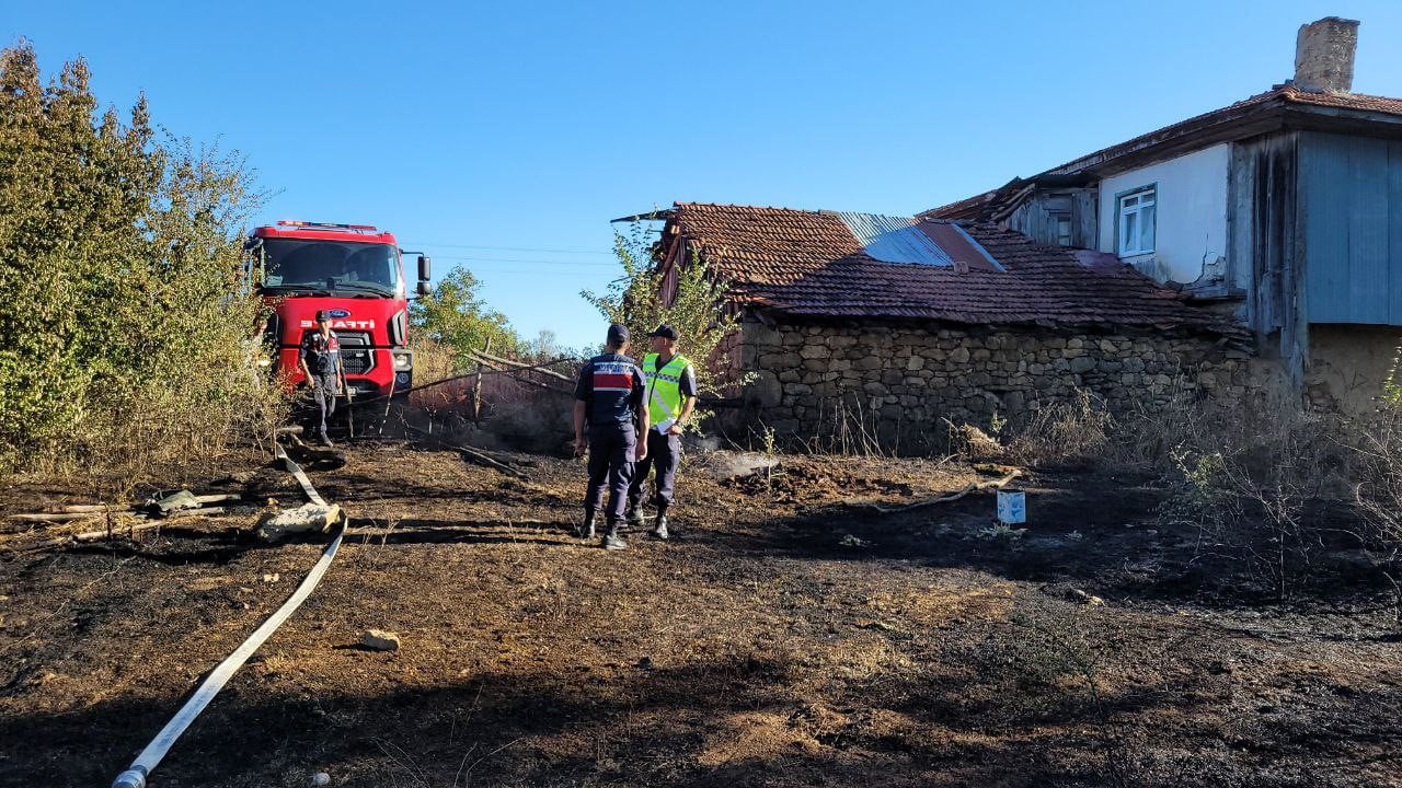 Karabük’ün Eflani ilçesinde evin arka kısmına dökülen külden çıkan yangında 3 dönümlük otluk alan zarar gördü.