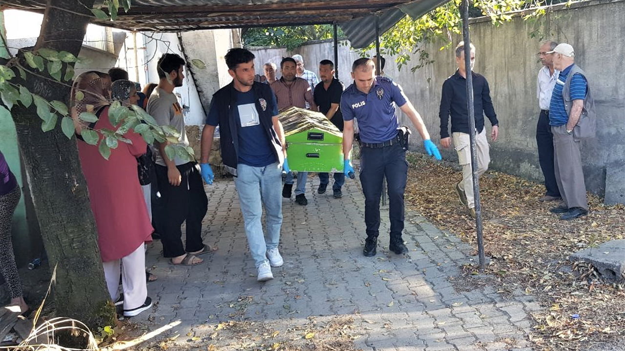 Karabük’te yaşlı bir adam evinin balkonunda kendini asarak intihar etti.