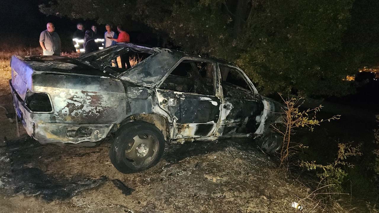 Karabük'te boş arazide park halindeki otomobil çıkan yangında tamamen yanarak kullanılmaz hale geldi.