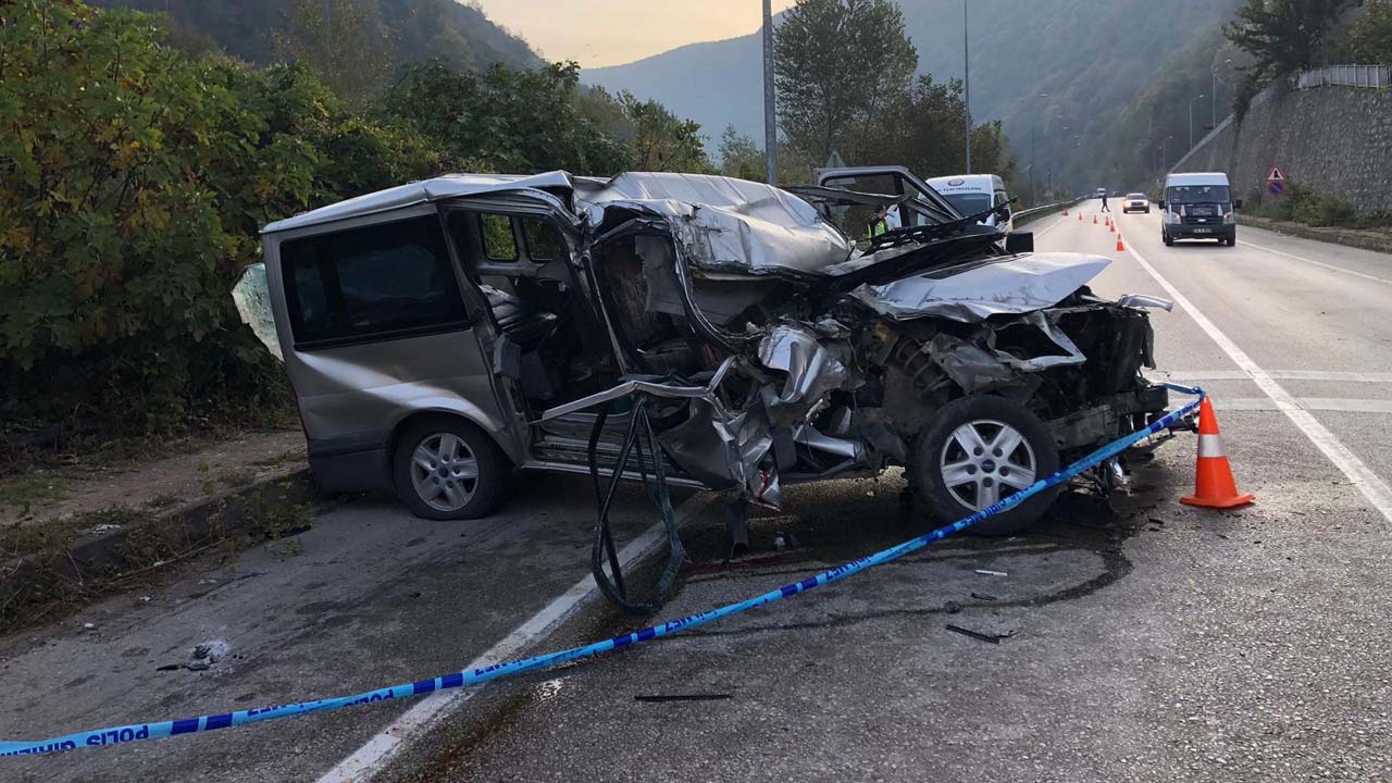 Karabük’te alkollü olduğu tespit edilen bir minibüs sürücüsü, yol kenarında park halinde bulunan kamyona çarptı. Minibüste yolcu olarak bulunan Mehmet Telli hayatını kaybetti.