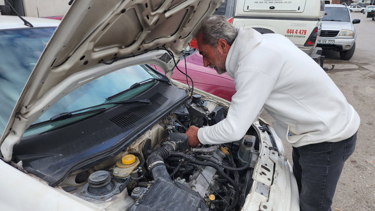 Karabük’te son günlerde artan araç yangınlara karşı uyarılarda bulunan motor ve elektrik ustaları vatandaşların araçlarının bakımını düzenli bir şekilde yapmaları gerektiğine dikkat çektiler.