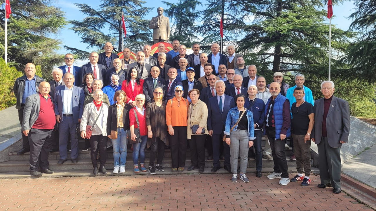 29 Ekim Cumhuriyet Bayramı ve cumhuriyetin ilanının 100. Yıldönümü dolayısı ile Cumhuriyet Halk Partisi (CHP) Karabük teşkilatı Atatürk Anıtına çelenk sunumu yaptı.