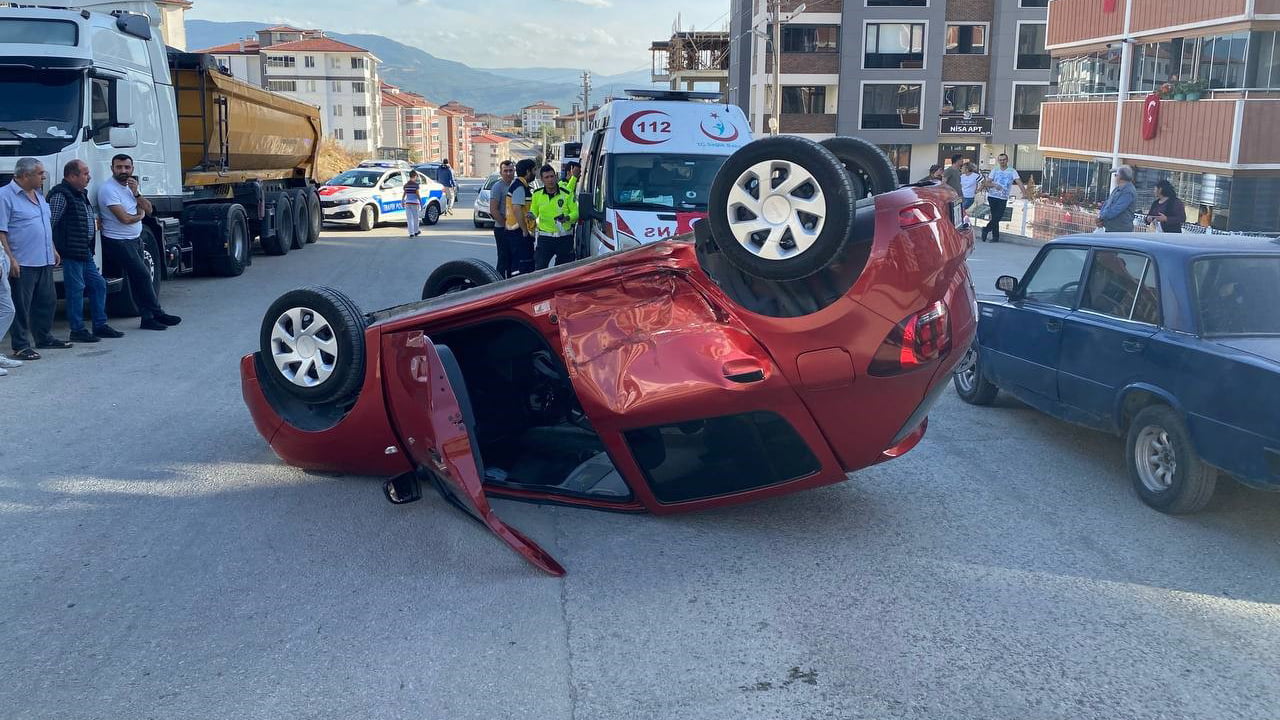 Karabük’te iki otomobilin çarpışması nedeniyle meydana gelen kazada 2 kişi yaralandı.