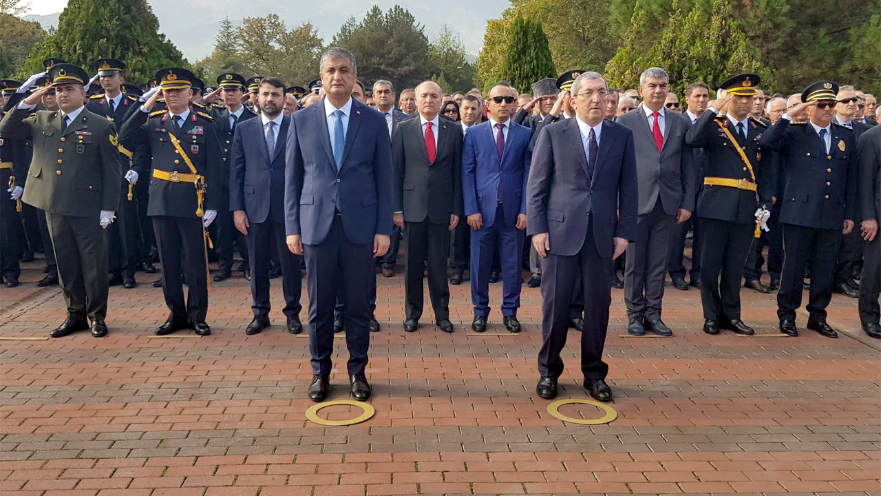 29 Ekim Cumhuriyet Bayramı ve Türkiye Cumhuriyeti’nin kuruluşunun 100. yılı kutlamaları, Atatürk Anıtı’na çelenk sunumu ile başladı.