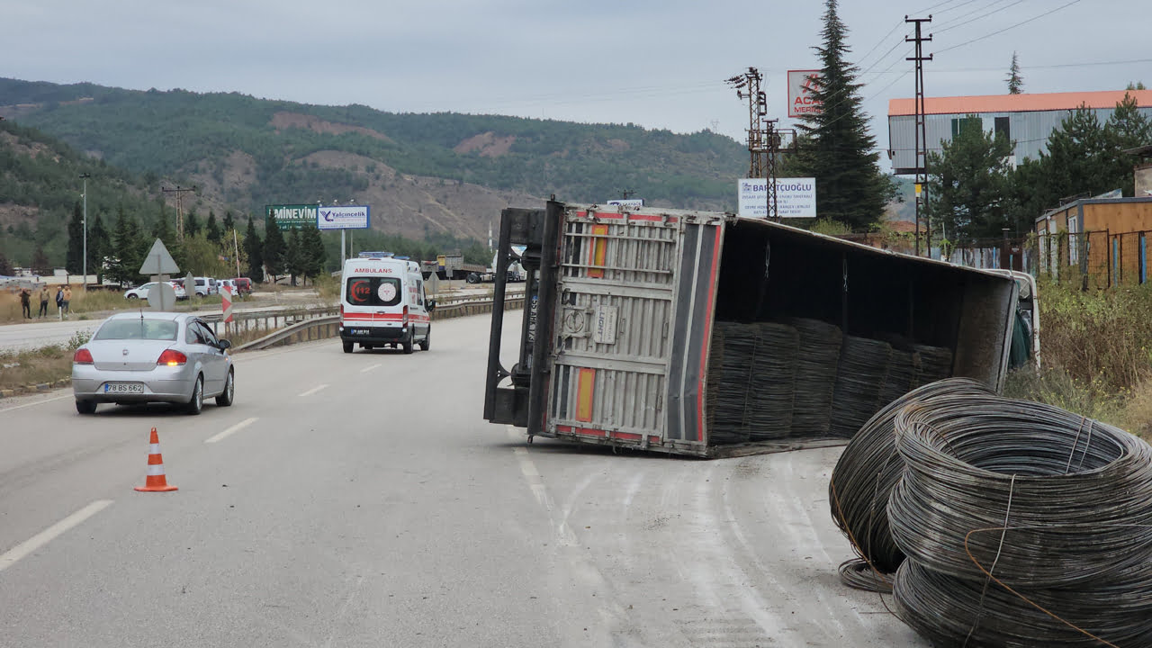 Karabük'te sürücüsünün direksiyon hakimiyetini kaybettiği demir yüklü tır yoldan çıkarak devrildi.