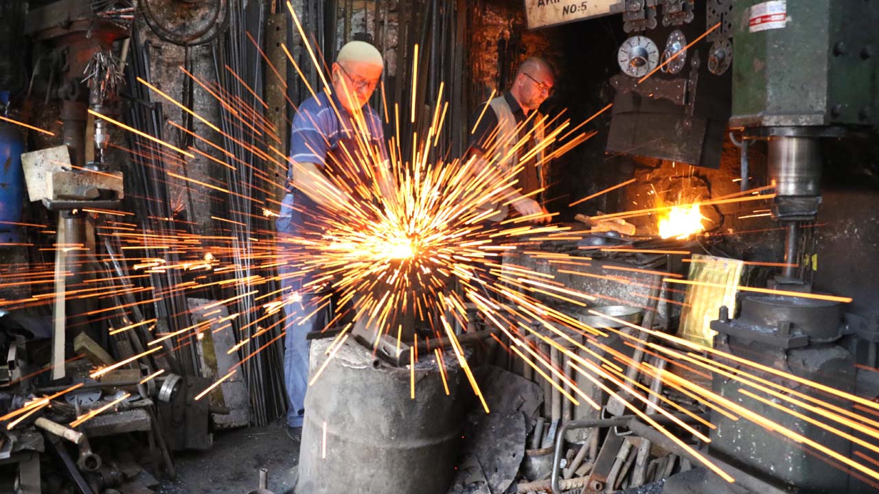 UNESCO Dünya Miras Listesi'ndeki Safranbolu'da kaybolmaya yüz tutan demircilik zanaatı üç kuşak aile tarafından yaşatılmaya çalışılıyor