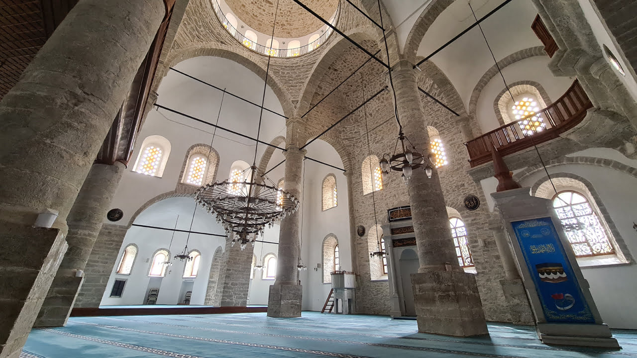 UNESCO Dünya Miras Listesi'nde yer alan Karabük’ün Safranbolu ilçesindeki tarihi camiler, yüzyıllardır zamana meydan okuyor. Tarihi camiler yerli ve yabancı turistlerden büyük ilgi görüyor.