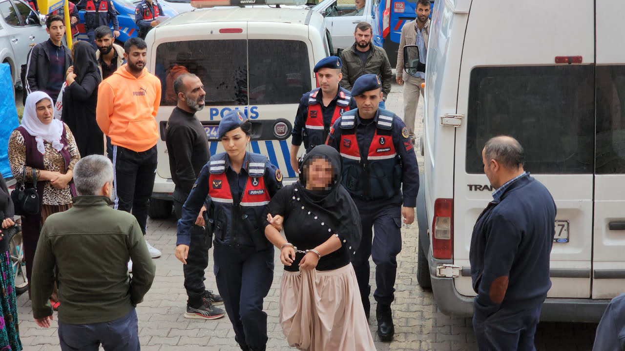 Karabük İl Jandarma Komutanlığı ekiplerinin kent genelinde uyuşturucu satıcılarına yönelik yaptığı operasyonlar çerçevesinde gözaltına altına alınan uyuşturucu satıcısı kadın, ağlayarak girdiği adliyeden tutuklanarak cezaevine gönderildi.