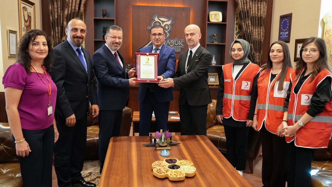 Karabük Üniversitesi (KBÜ), Türk Kızılay ile yürütmüş olduğu projeler neticesinde Kurumsal Kan Bağışçısı "Altın Madalyası" ve "Altın Madalya Levhası" ile ödüllendirildi.