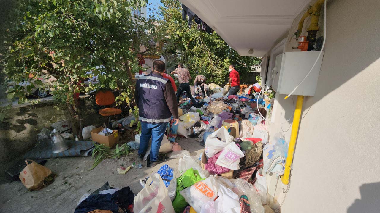 Karabük'te kızlarının annelerinin evin üst katını çöplerle doldurduğu ihbarı üzerine adrese giden belediye ekipleri, iki kamyon çöp çıkan evde temizlik çalışması yaptı.