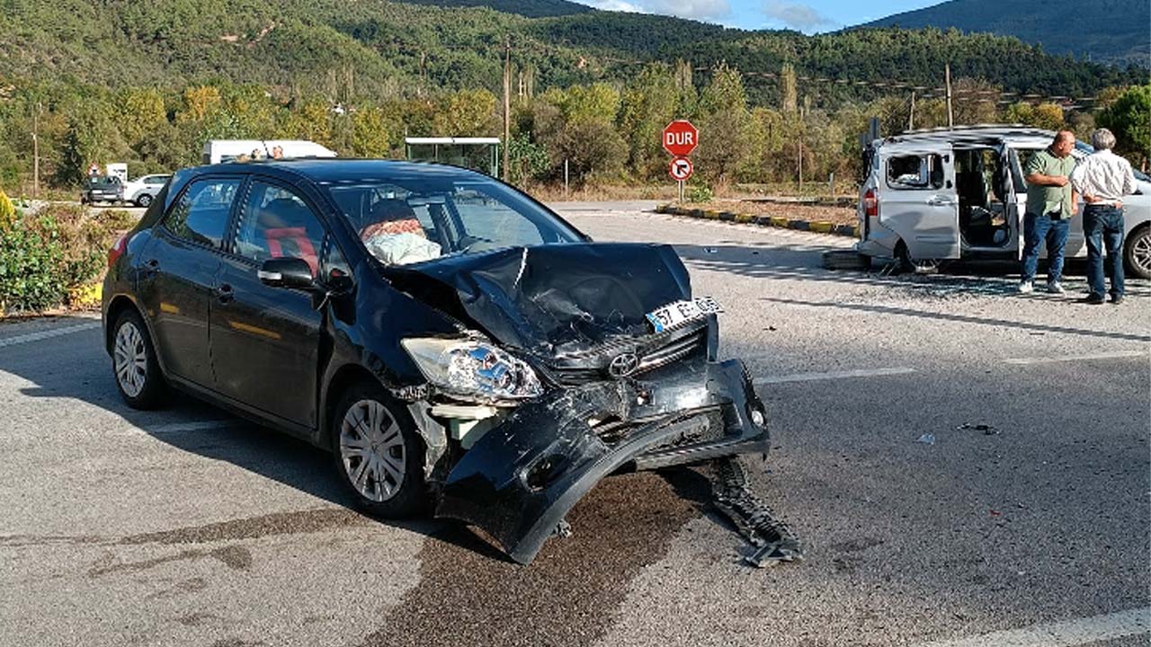 Karabük’te meydana gelen iki ayrı trafik kazasında 6 kişi yaralandı.