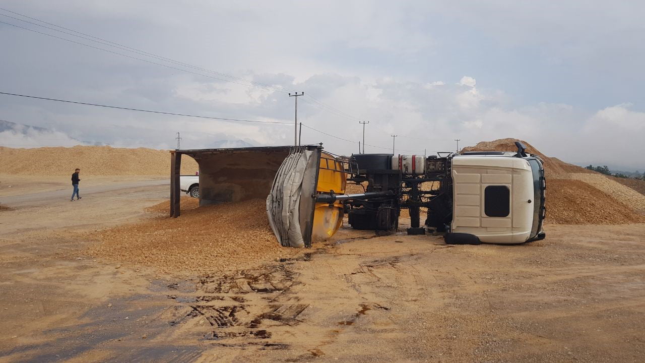 Karabük’ün Safranbolu ilçesinde yük boşaltan hafriyat kamyonunun devrilmesi sonucu maddi hasar oluşurken, Yenice ilçesinde de dereye devrilen iş makinesindeki 1 kişi yaralandı.