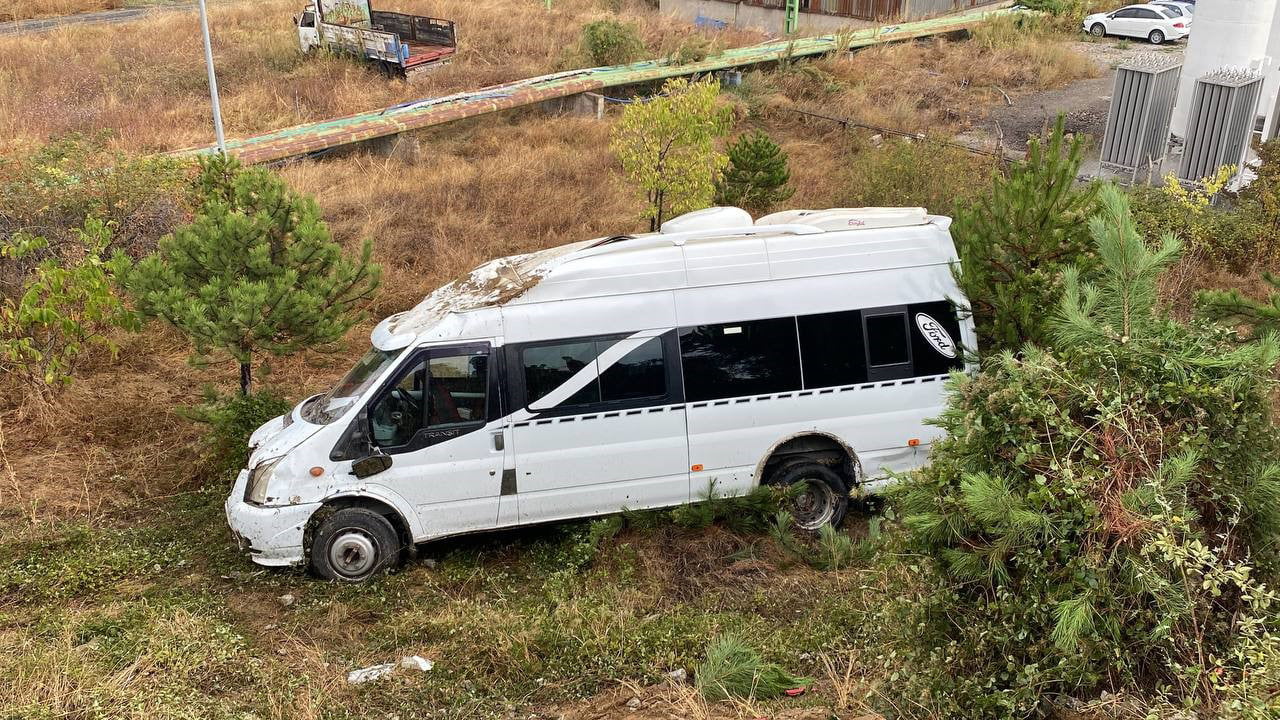 Karabük’te sürücüsünün kontrolünden çıkan işçi servisinin şarampole yuvarlanması sonucu 1 kişi yaralandı. Kazada araçta işçilerin bulunmaması faciayı engelledi.